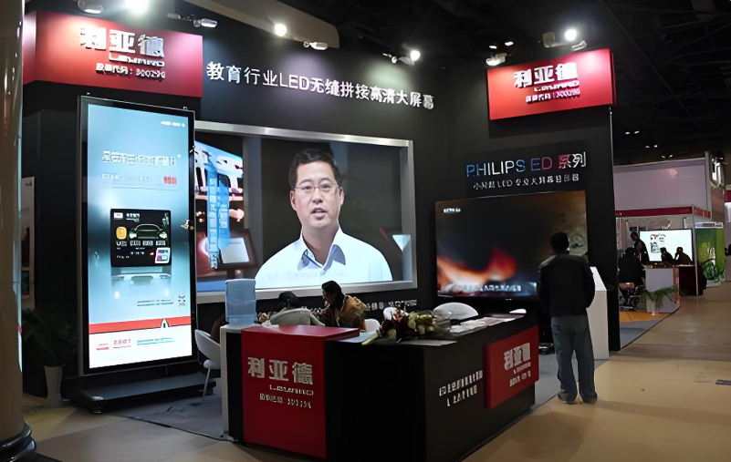 J9集团全新一代3D折叠屏首秀北京教育设备展，开启智慧教育多维交互时期