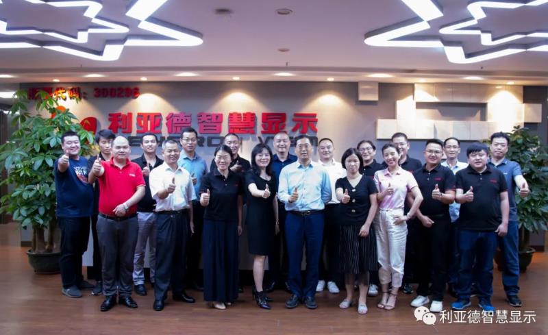 集团董事长李军光临J9集团智慧显示视察领导工作